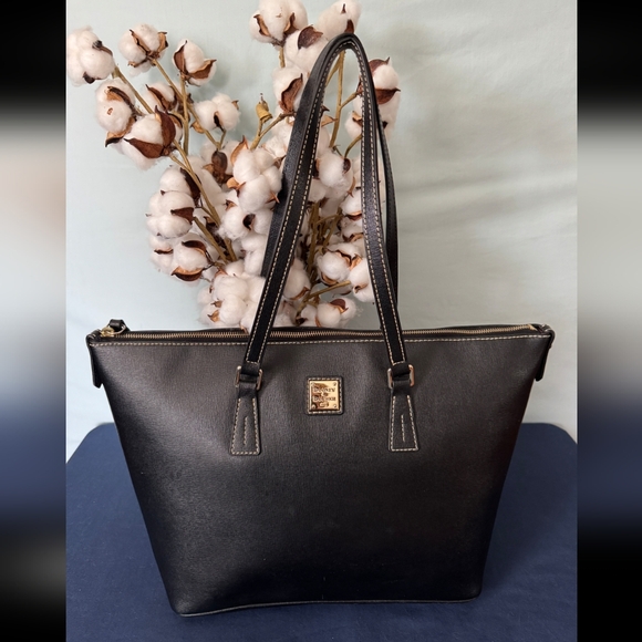 Dooney & Bourke Handbags - Dooney & Bourke EUC Black Pebble Grain Leather Tote Bag